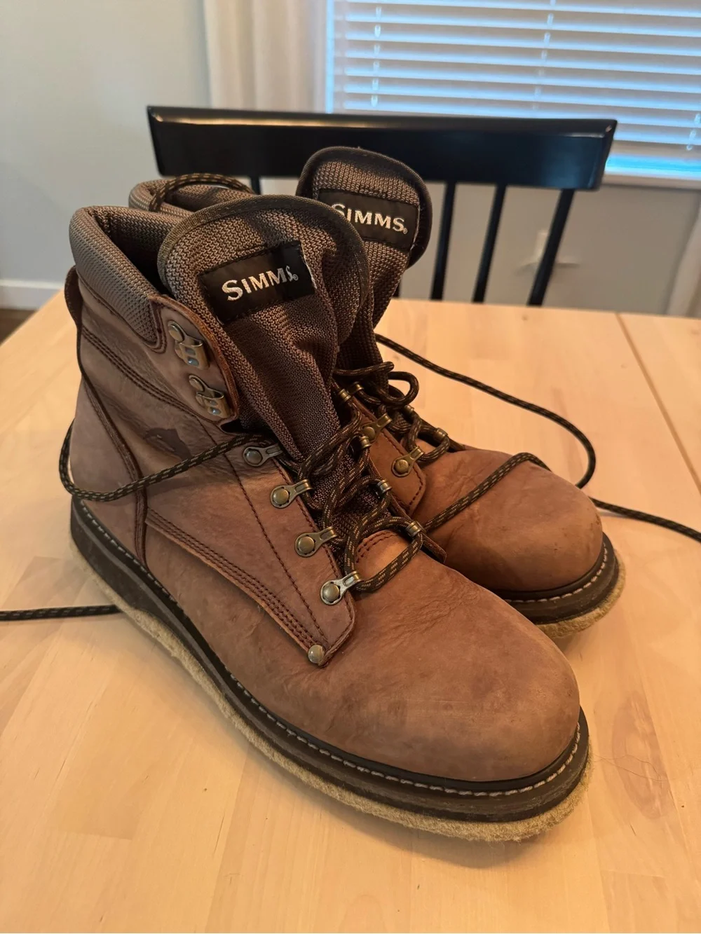 Simms flyfishing Men’s Two-Tone Waders w/ Simms felt bottom Brown leather Boots